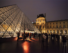 Pirámide del Museo del Louvre