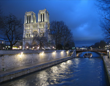 Catedral Notre Dame iluminada